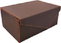 Malle en cuir vendu sans les bouteilles, 
ce coffret peut contenir 6 bouteilles de type Bourgogne traditionnelle,
� composer selon vos go�ts. 