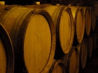 fût vide de 228 litres, (pièce bourguignonne) ils ont servis pour du  Bourgogne rouge et ont entre 4 et 10 ans, ils peuvent être réutilisés, où utilisés en décoration, ils sont en bon état g... 