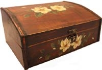 Coffret en bois peint vendu vide, 
il peut contenir 3 bouteilles de Bourgogne type traditionnelle
à composer selon vos goûts. 
